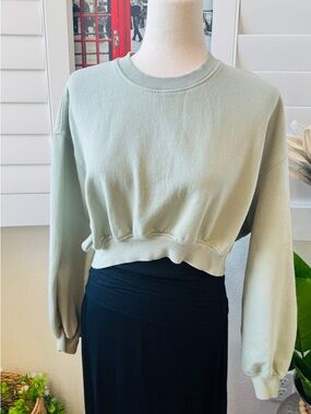 Zara. Size M. Sage Green Cropped Sweatshirt